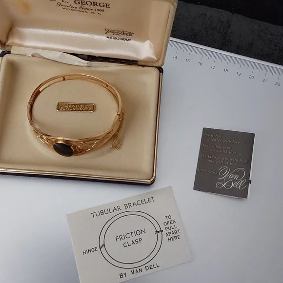 Vintage Gold and Black Bracelet - Picture 15 of 16